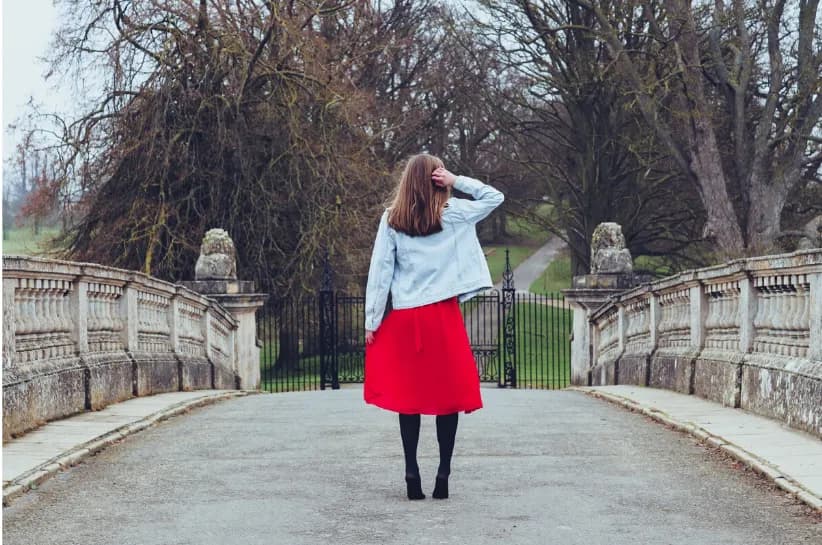 Jakie bluzki do czerwonej spódnicy? Odkryj modne stylizacje na każdą okazję Jakie bluzki do czerwonej spódnicy? Odkryj modne stylizacje na każdą okazję
