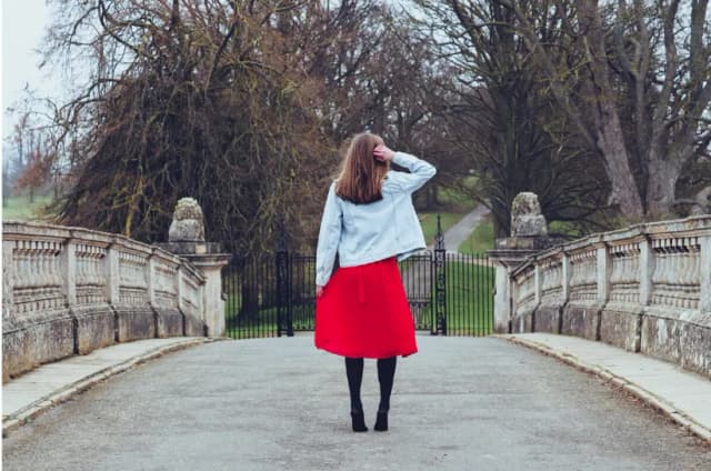 Jakie bluzki do czerwonej spódnicy? Odkryj modne stylizacje na każdą okazję Jakie bluzki do czerwonej spódnicy? Odkryj modne stylizacje na każdą okazję